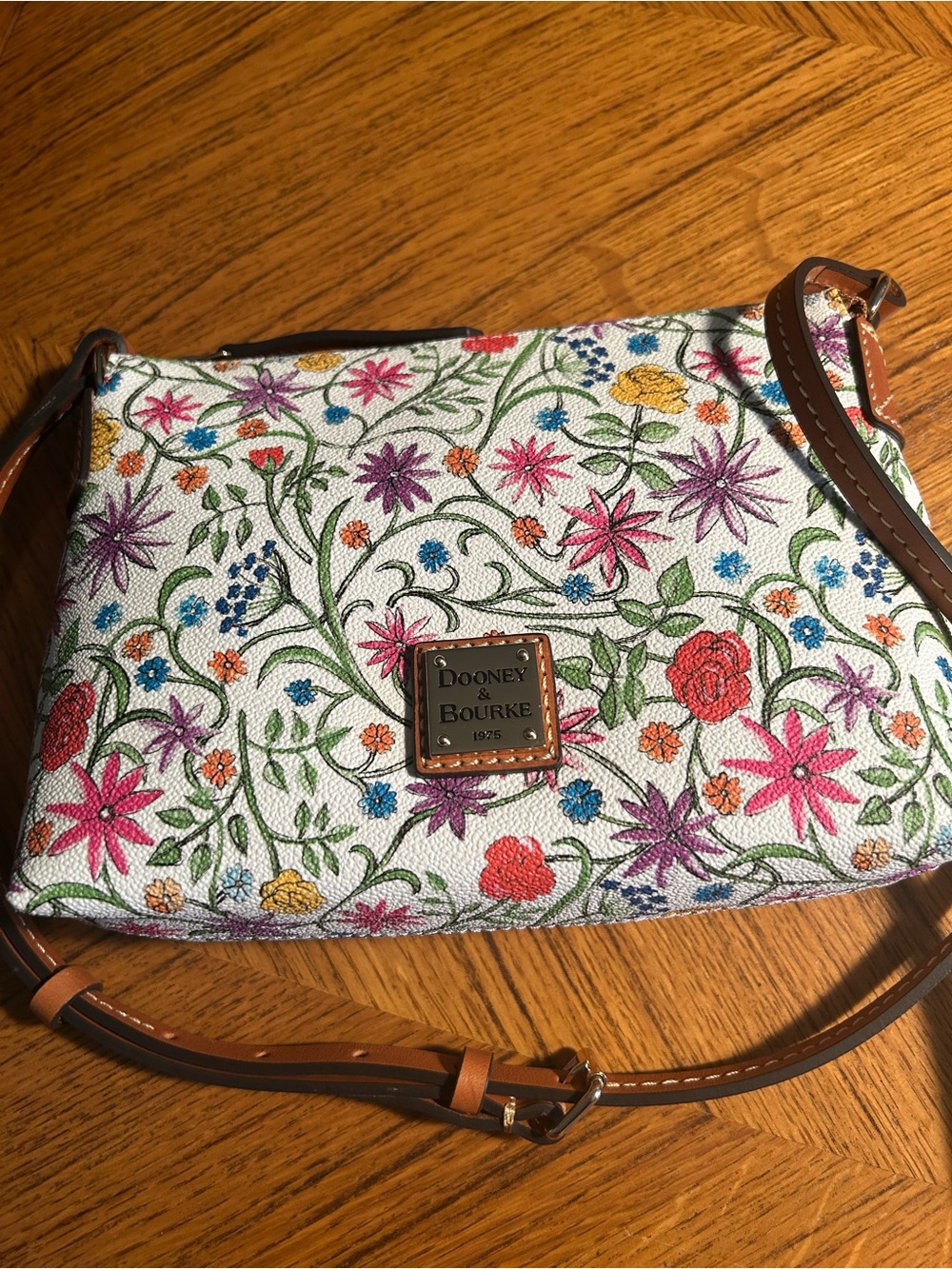 New D & B White Floral Crossbody with Brown Leather Strap & Matching Wristlet - Picture 3 of 15
